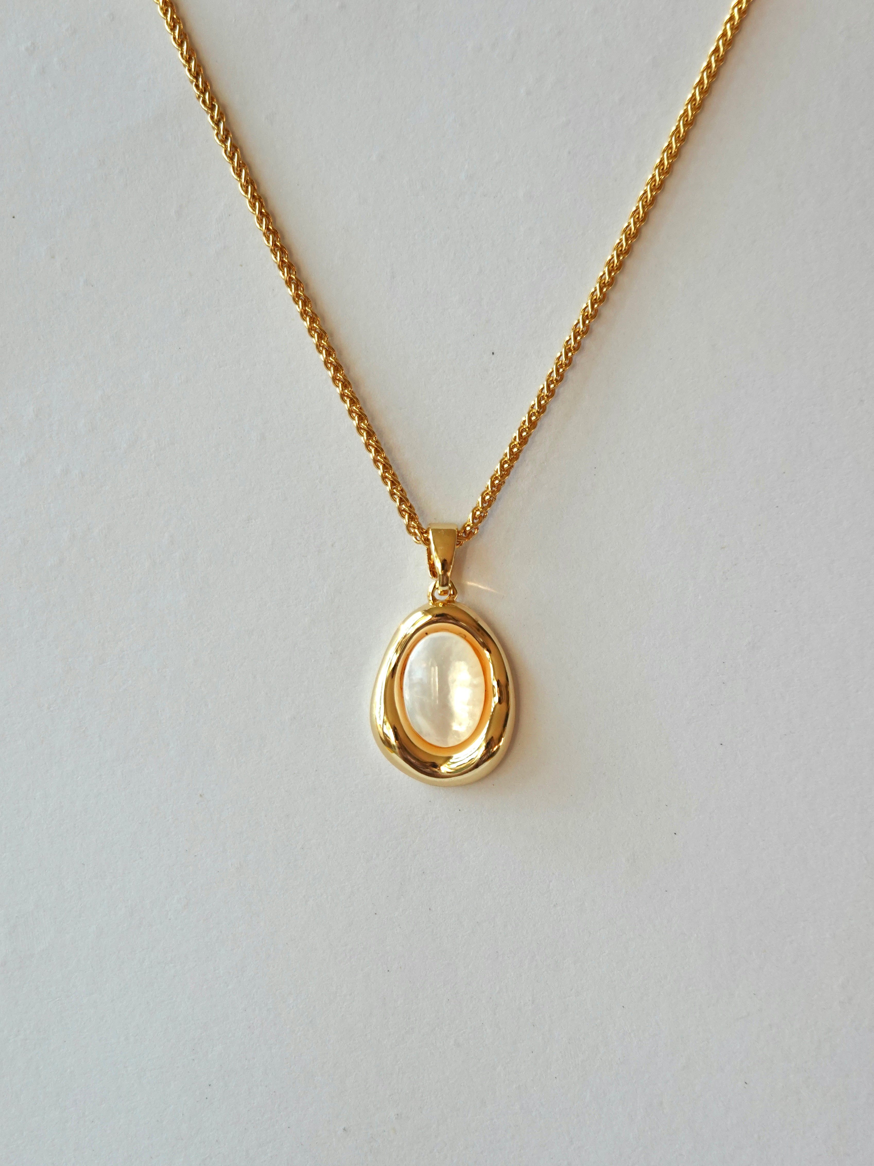 White Mother-of-Pearl Pendant Necklace