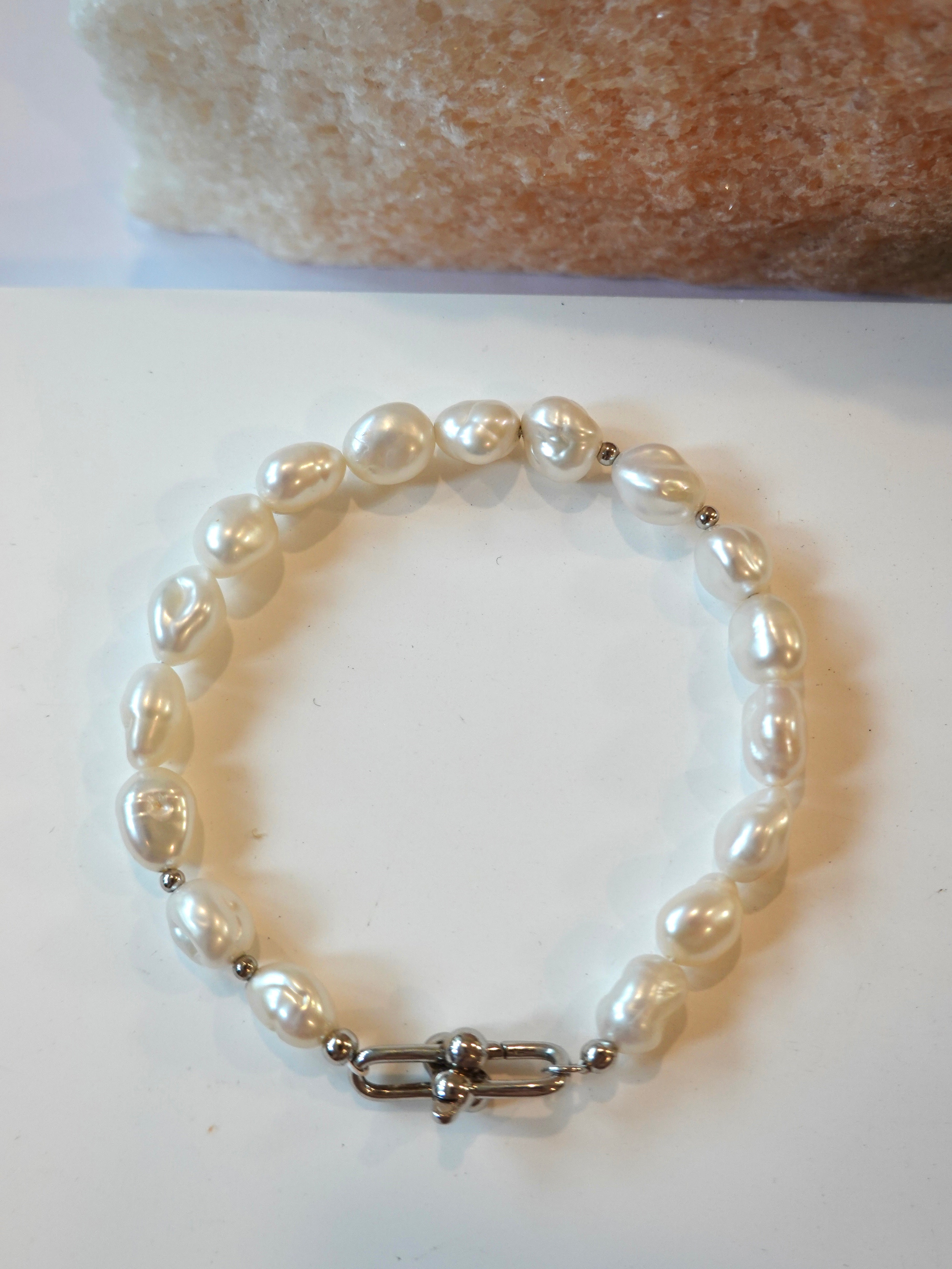 Horseshoe Clasp Pearl Bracelet