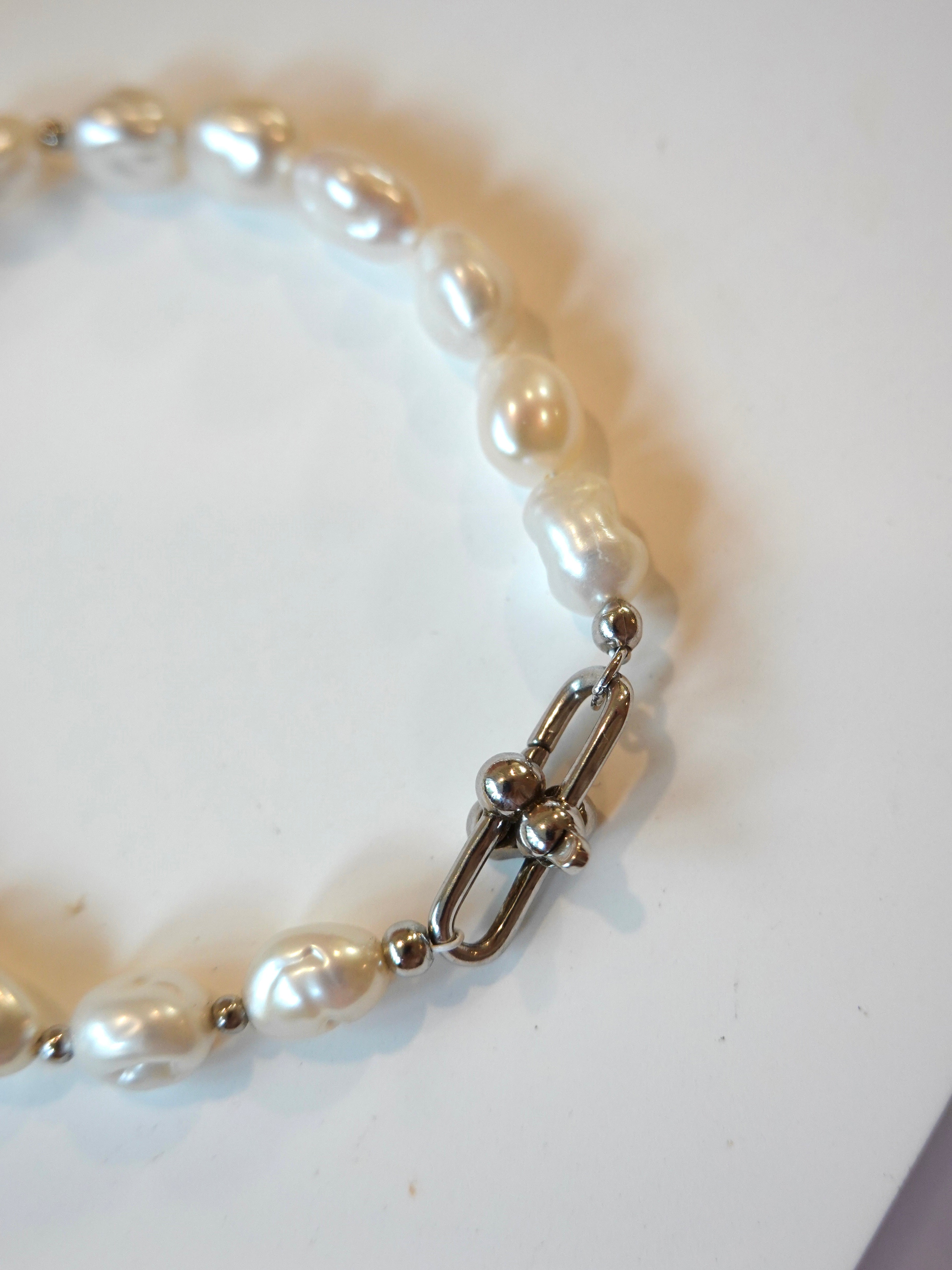 Horseshoe Clasp Pearl Bracelet
