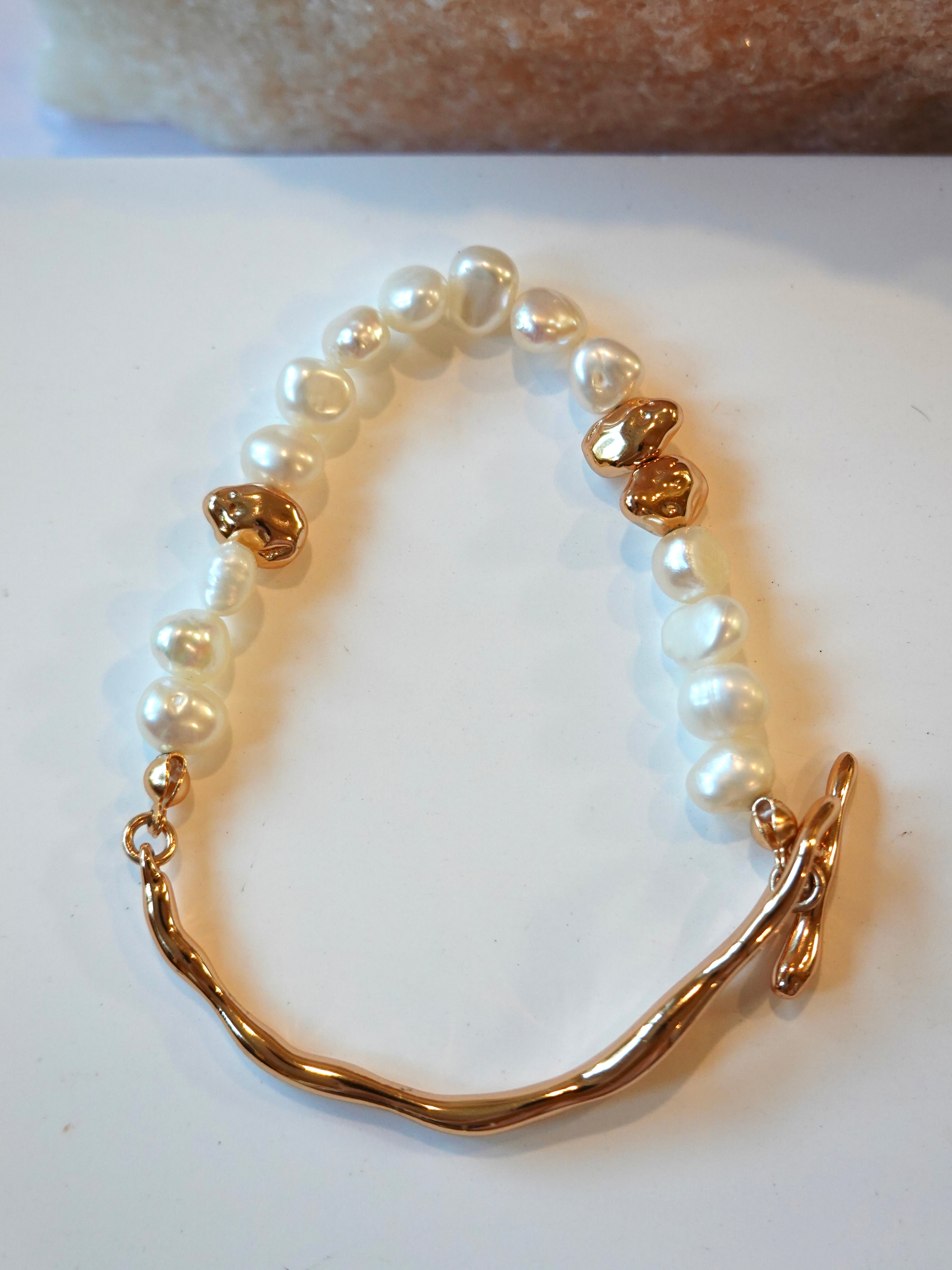 Split Arc Pearl Bracelet