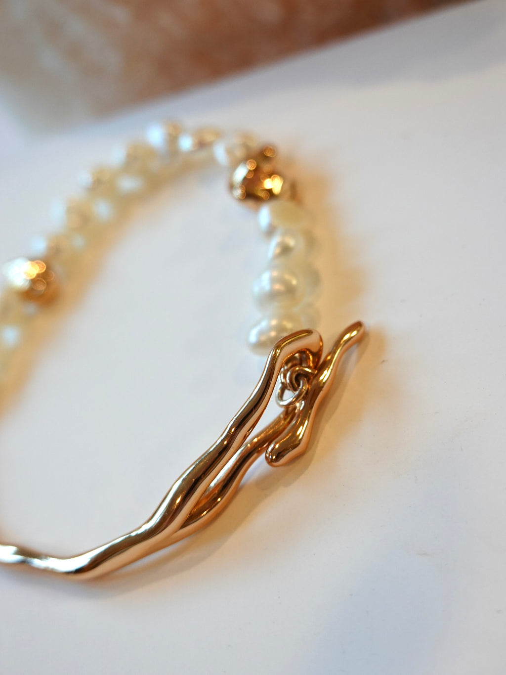 Split Arc Pearl Bracelet