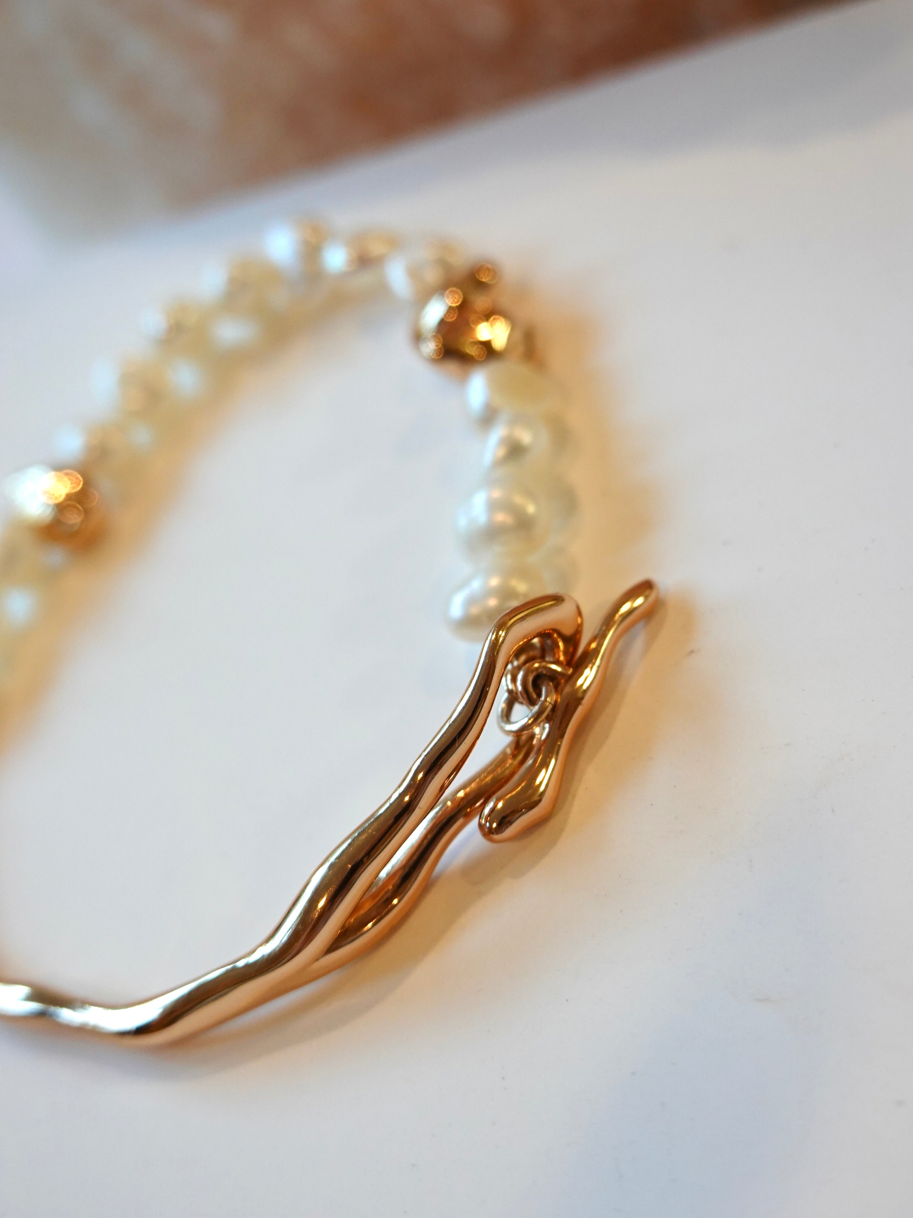 Split Arc Pearl Bracelet