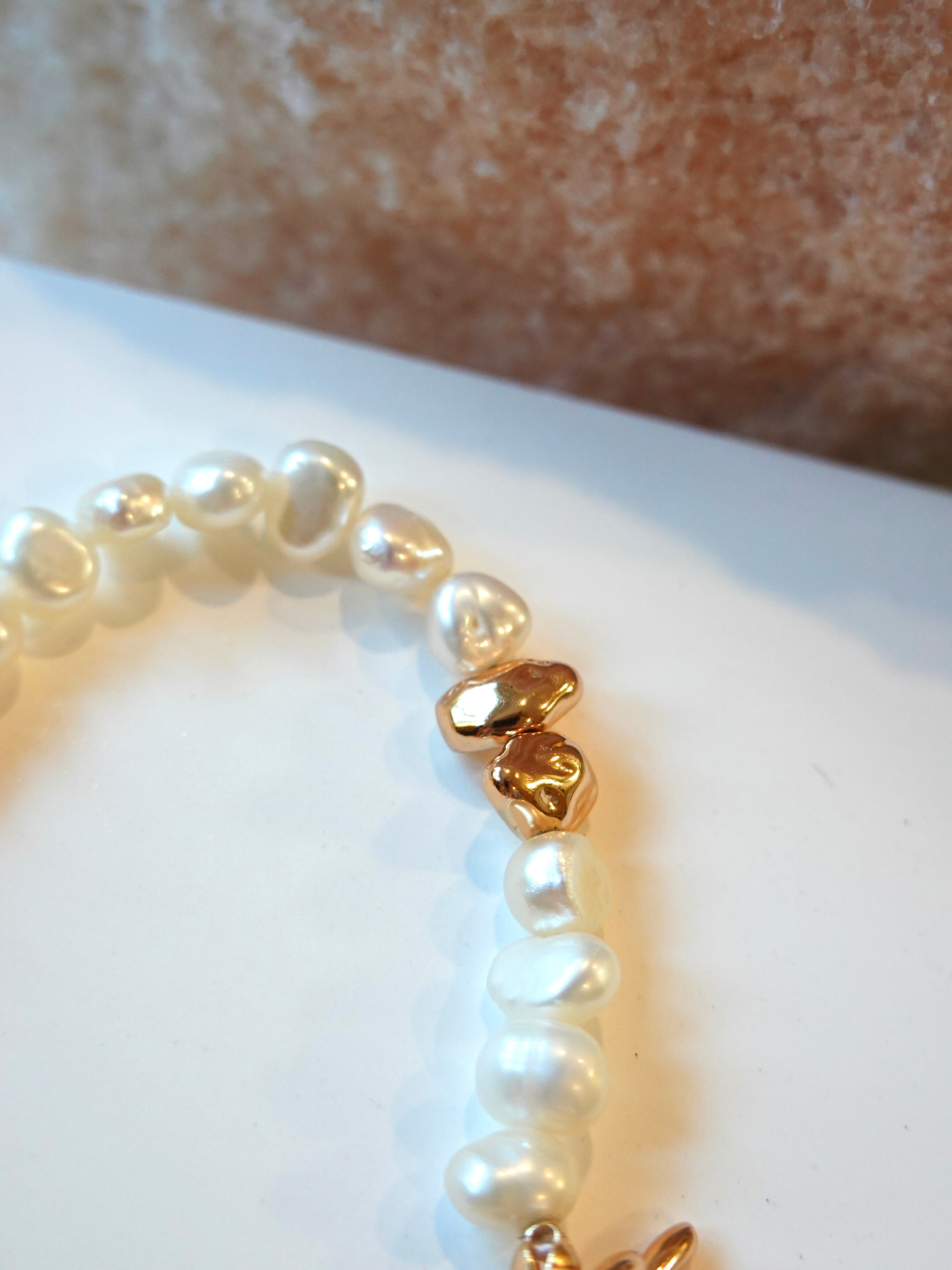 Split Arc Pearl Bracelet