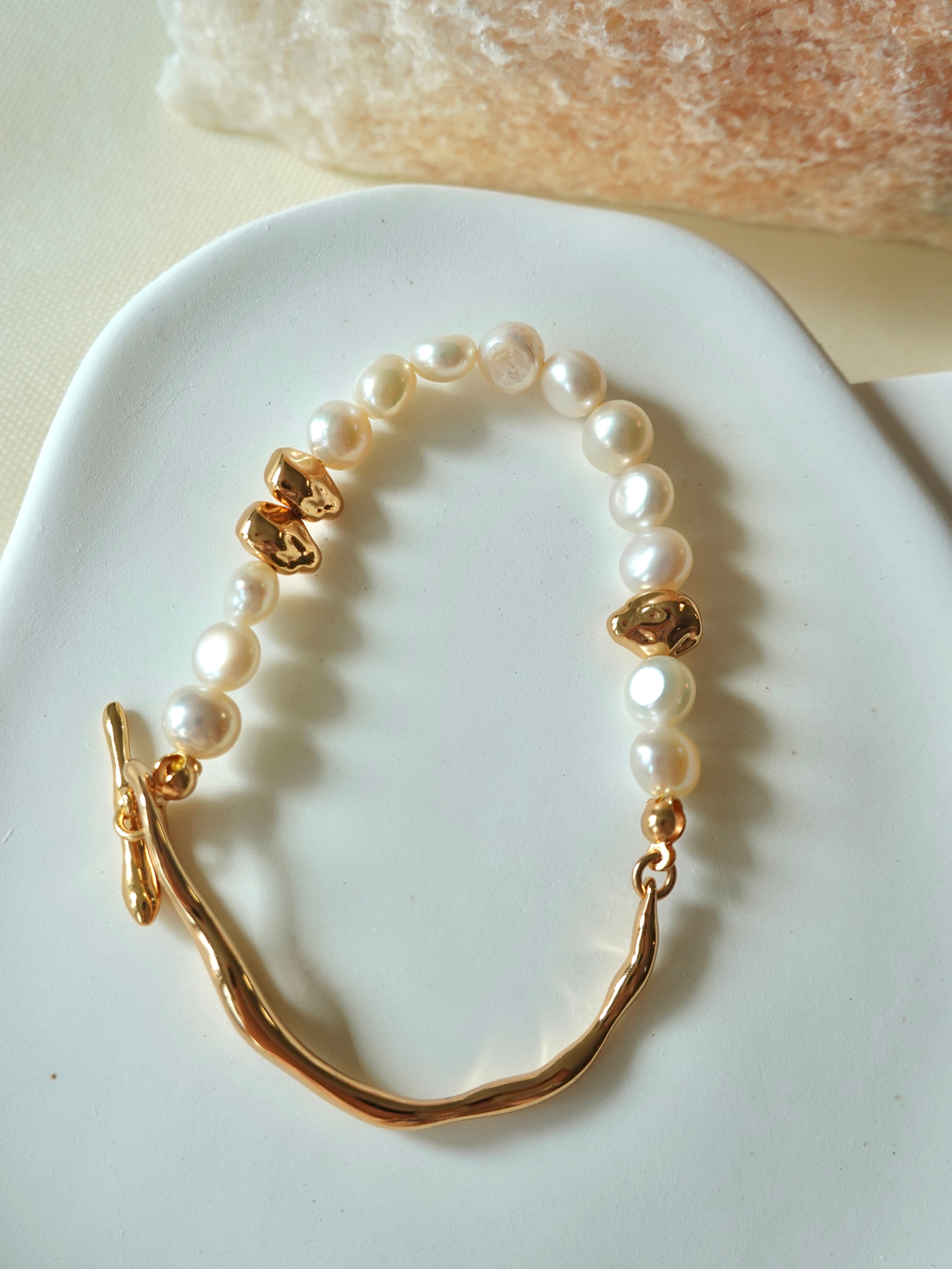 Split Arc Pearl Bracelet