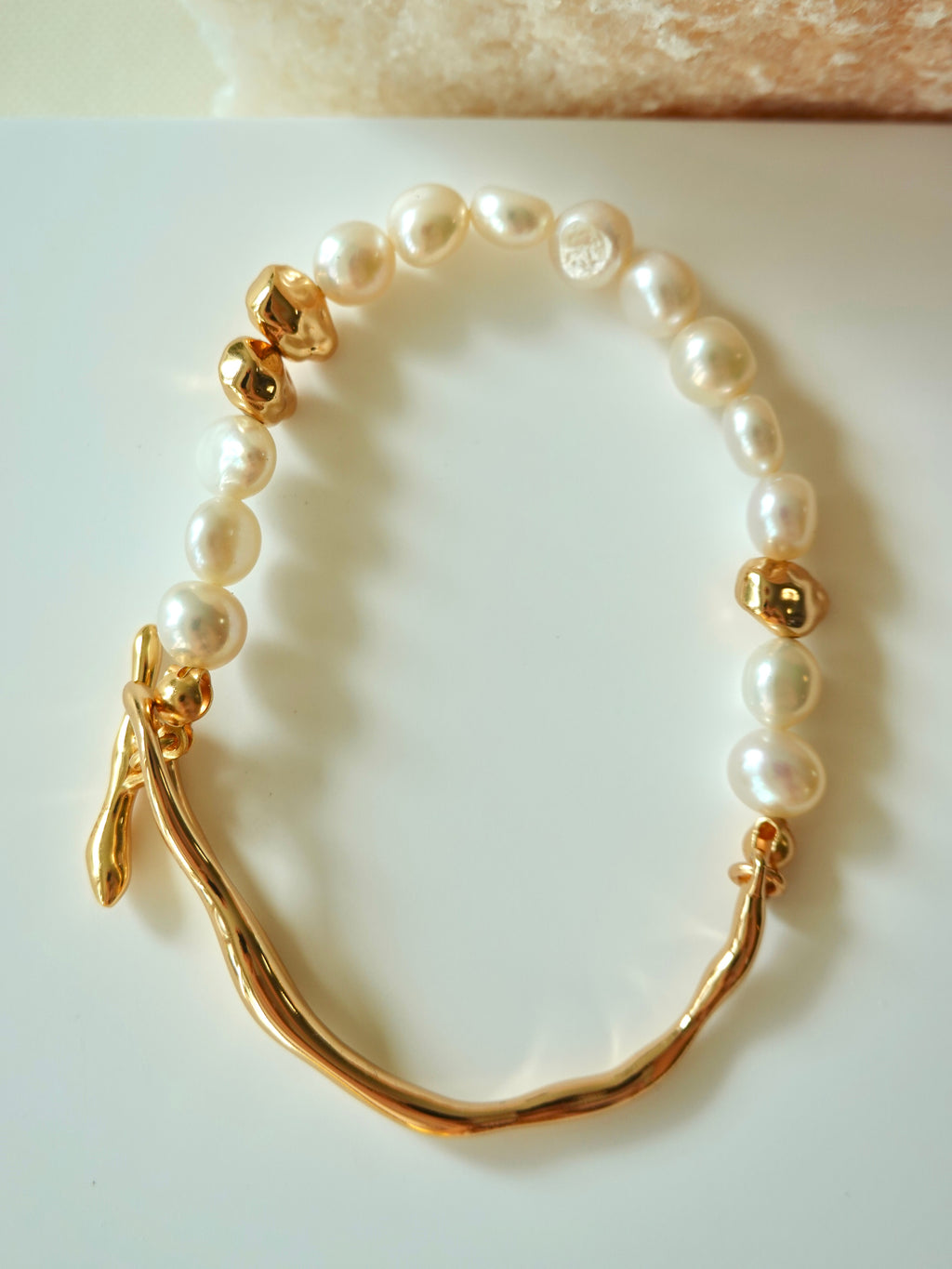 Split Arc Pearl Bracelet
