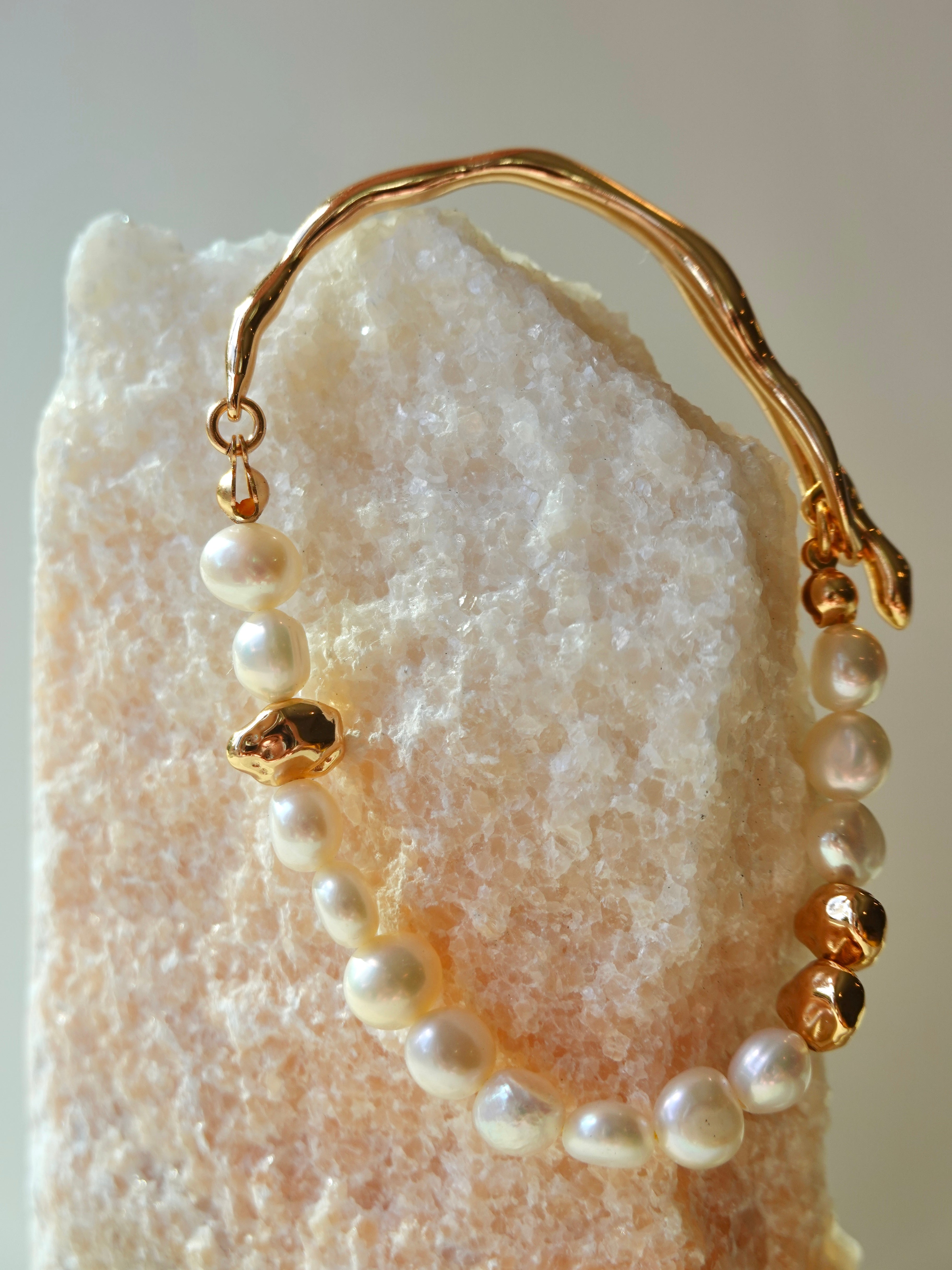 Split Arc Pearl Bracelet