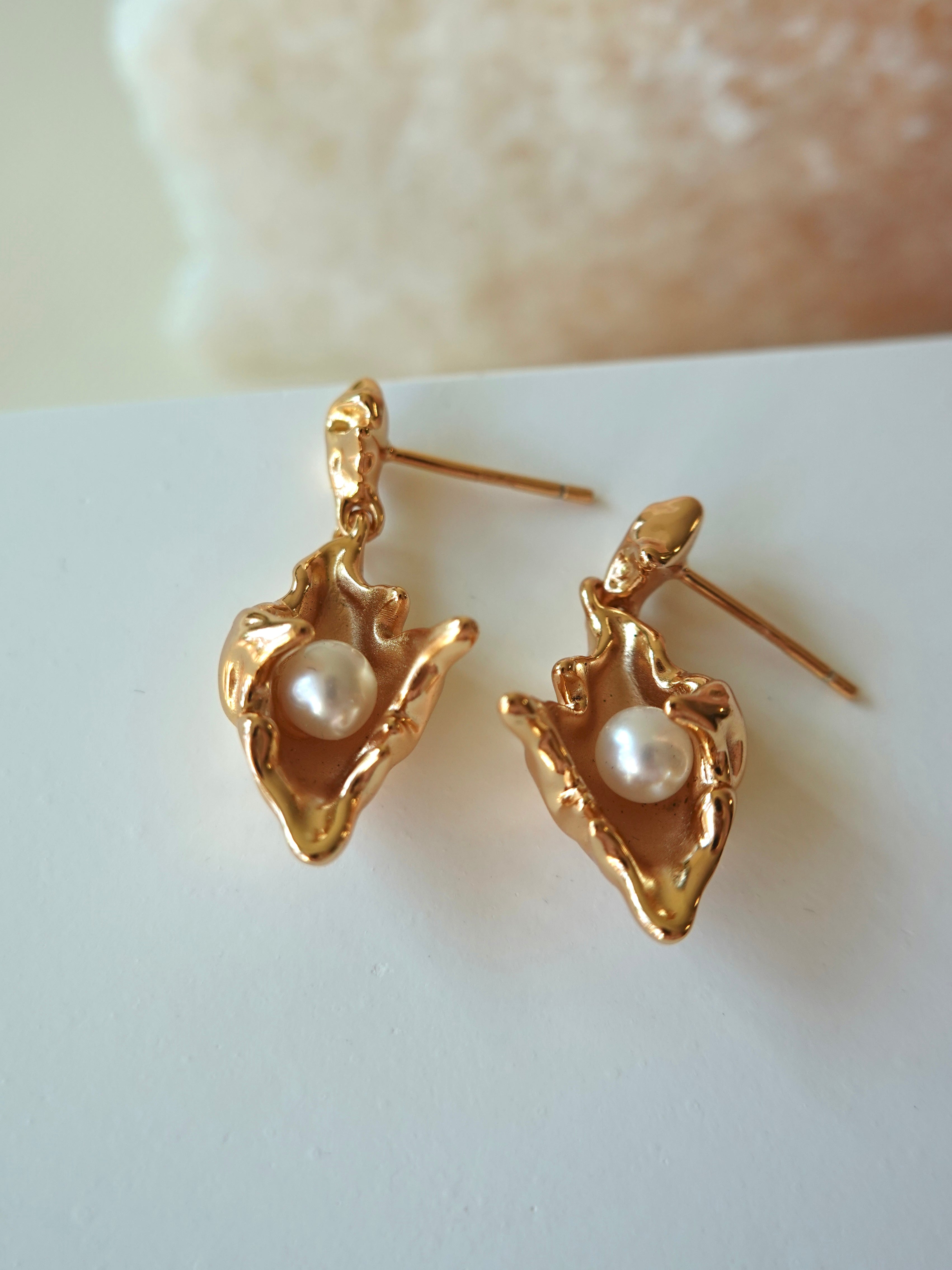 Icon Shell Pearl Earrings