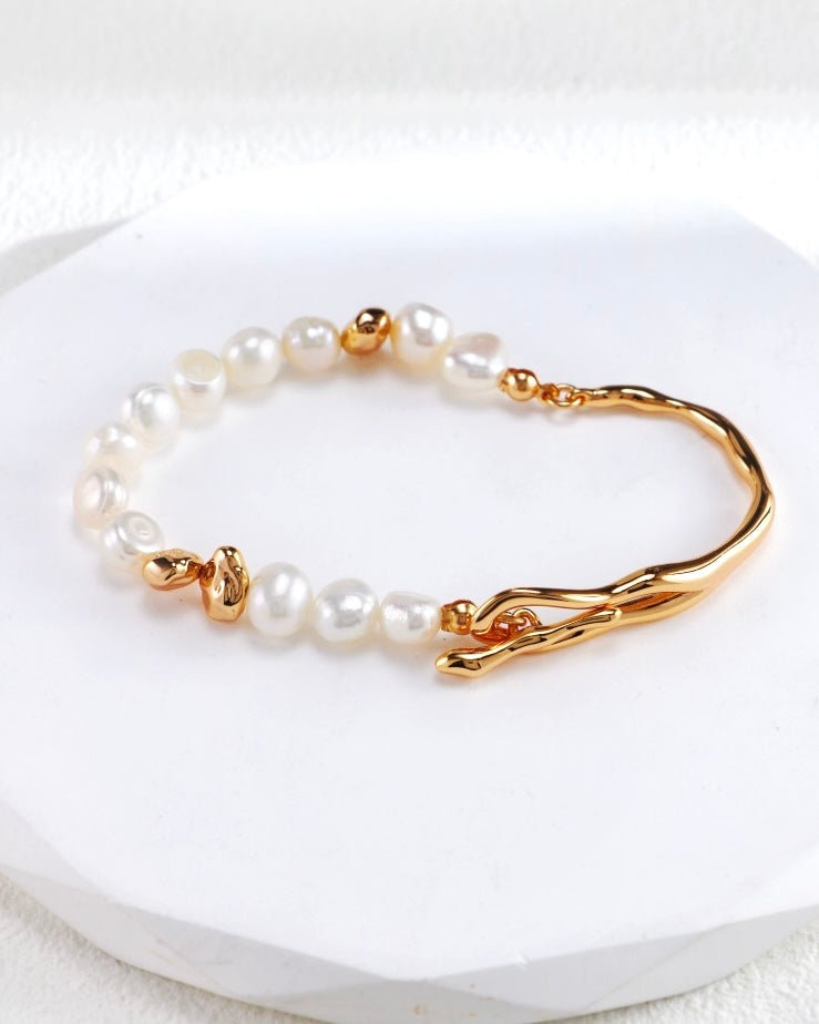 Split Arc Pearl Bracelet